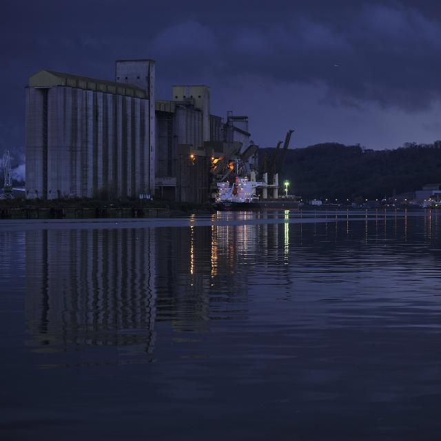 puerto, industria, industrial, cereal, rouen, marítimo, exportación, importación, barco, crucero, visita, noche, silos, jábega, naturaleza,