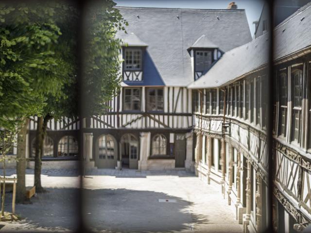 Rouen Passage Aître Saint-Maclou insolite visite patrimoine histoire historique rouen centre-ville culture