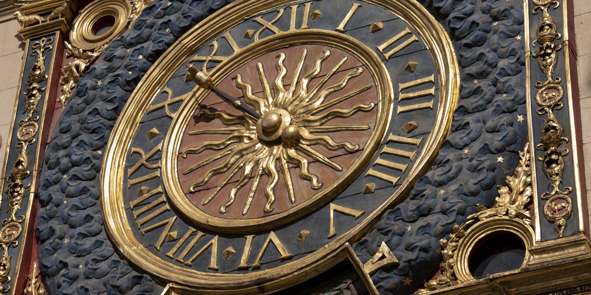Gran Reloj Patrimonio Histórico Monumento al Tiempo Dorado Saber hacer Detalles