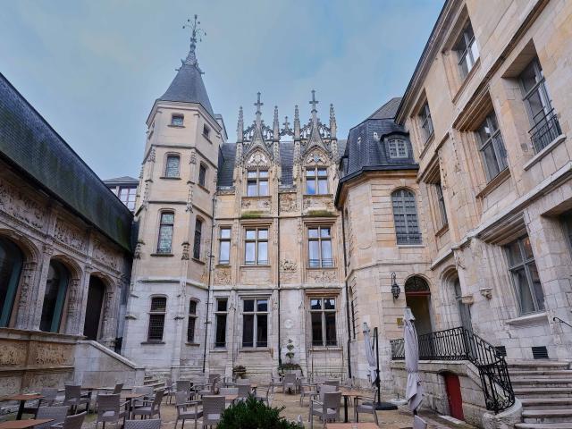 Hôtel de Bourgtheroulde, interior courtyard - Rouen
