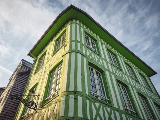 Elbeuf arquitectura casa con entramado de madera ciudad pasado industrial patrimonio industria Ruán Normandía metrópolis centro ciudad