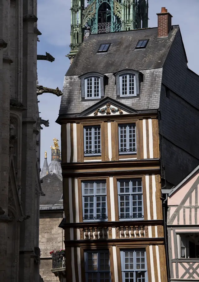 Maison Penchée Barthelemy Rouen patrimoine architecture histoire rue centre-ville colombage pans de bois martainville