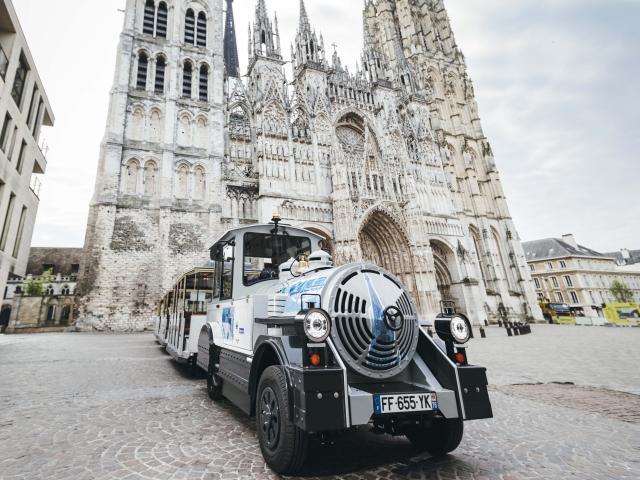 Pequeño tren turístico de Rouen Normandía Descubrimiento Monumentos insólitos Place de la cathédrale Ruta del centro