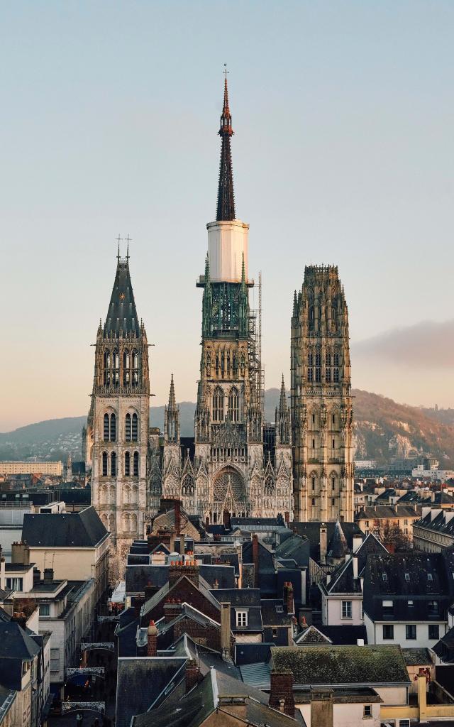 Catedral de Notre Dame de Rouen Centro de Normandía Vista Panorámica Tejados de casas Patrimonio histórico