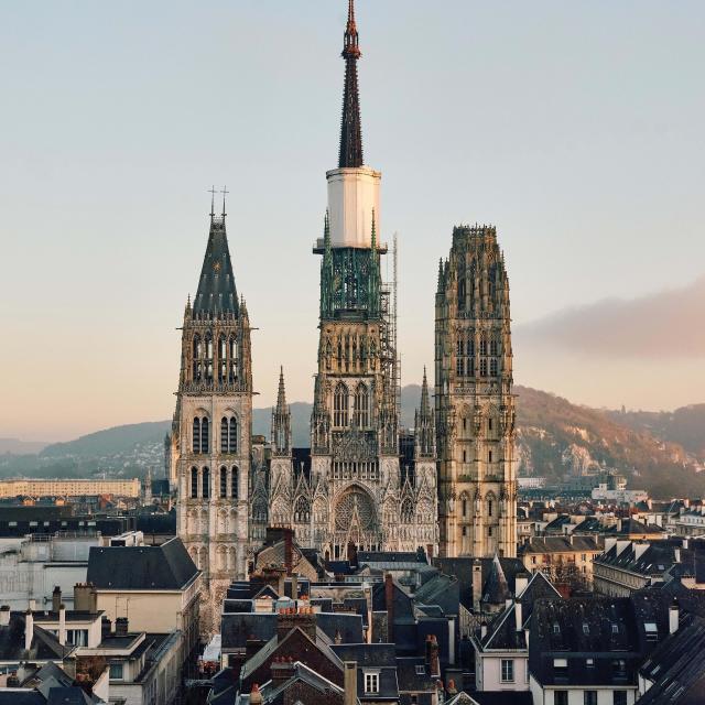 Catedral de Notre Dame de Rouen Centro de Normandía Vista Panorámica Tejados de casas Patrimonio histórico