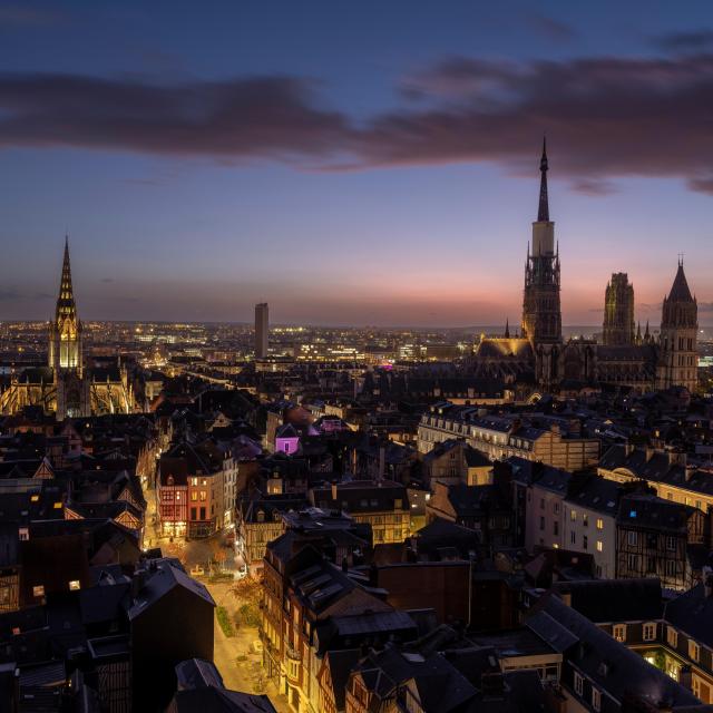 Vista nocturna del centro de Rouen Panorama de los monumentos Catedral Notre Dame de Rouen Recorrido por los archivos Arquitectura del patrimonio histórico de Normandía