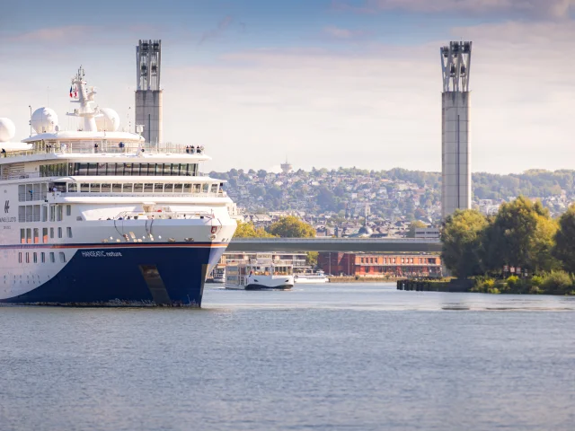 Cruise-Ship-Depart-from-Rouen.jpg